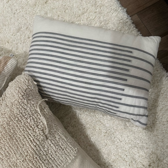 PILLOWS - Picture 2 of 4